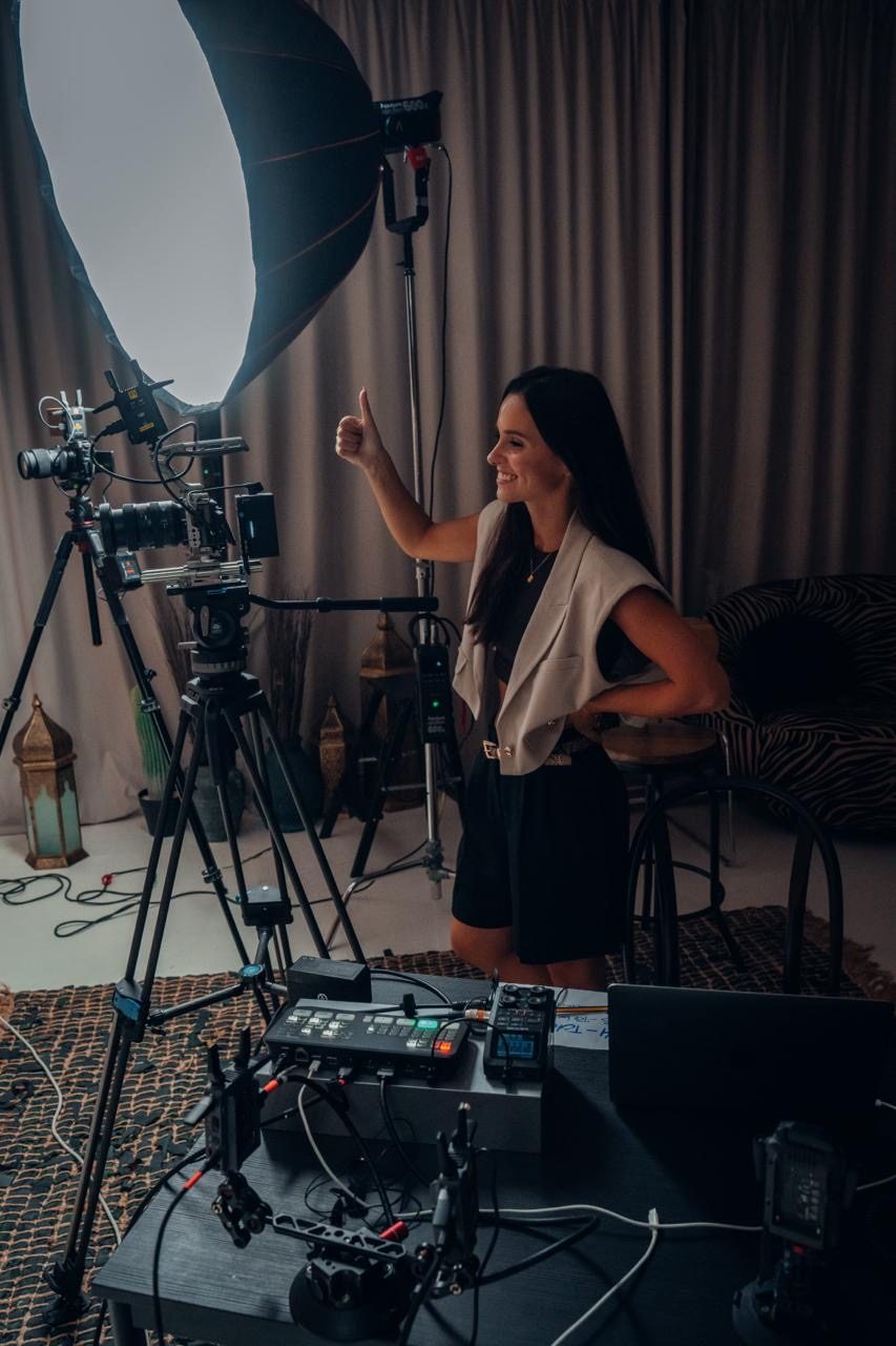 Nancy zeigt am Kamera-Set beim Kunden-Shooting den Daumen hoch